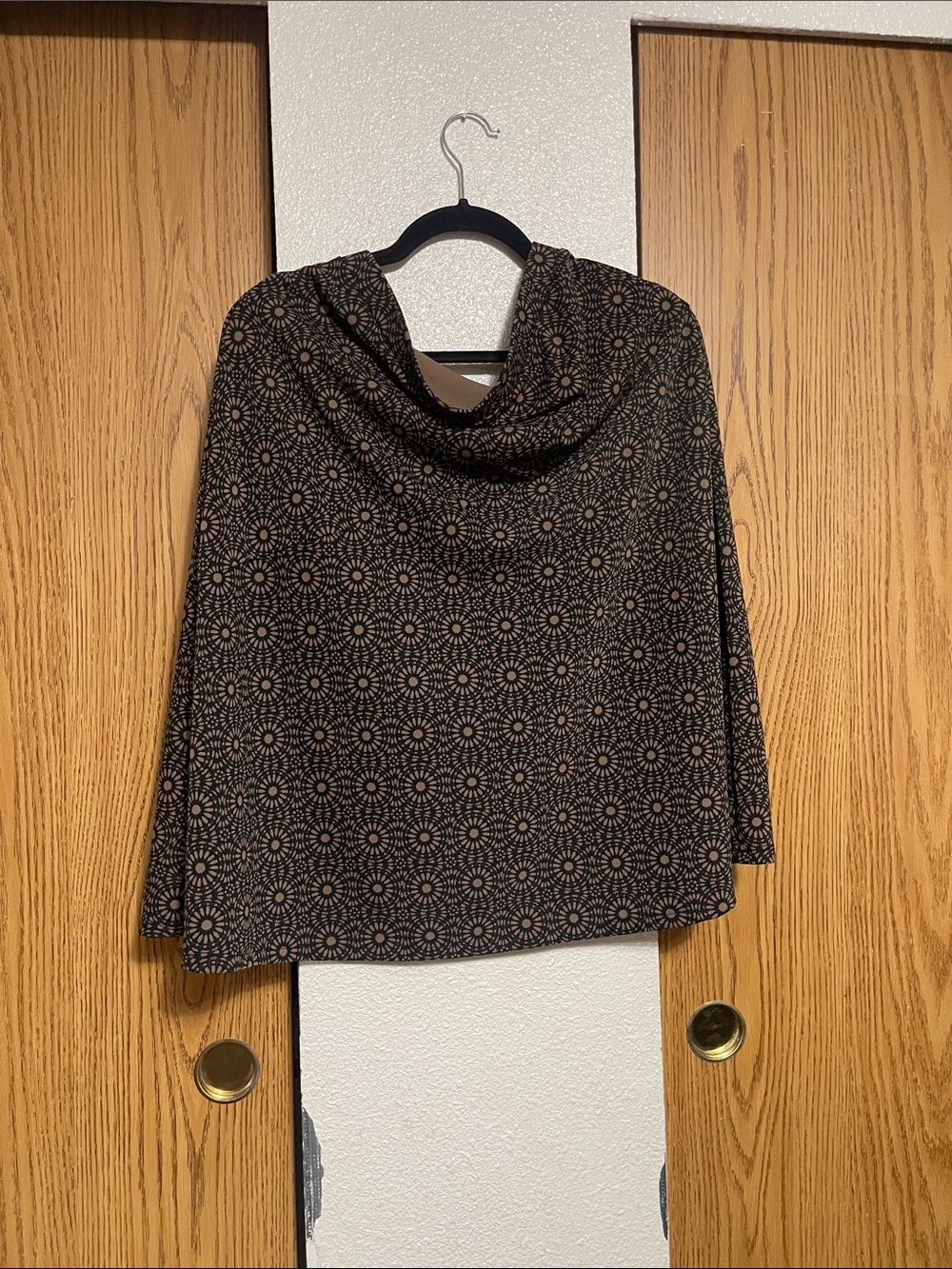 Liz Claiborne Black Midi Skirt with Tan Sunburst Pattern #4